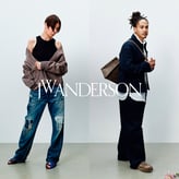 Campagne JWANDERSON sur fond blanc. À gauche, une femme porte un jean troué, un débardeur noir et une veste beige tombante. À droite, un homme coiffé de dreadlocks porte un ensemble sombre et un sac en bandoulière.