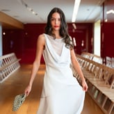 Femme avec une robe blanche qui défile