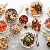Photo d'une table avec des plats