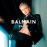 Publicité Balmain Paris. Une image d'un mannequin aux cheveux blonds courts et aux yeux bleus posant avec confiance