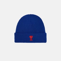 Bonnet pour enfant bleu pétrole avec un logo en coeur rouge.