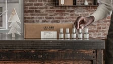 Un coffret de parfum dans un décor artisanal et hivernal