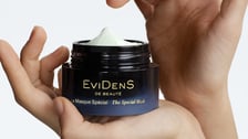 Ce visuel publicitaire pour la marque de luxe EviDenS de Beauté met en avant leur produit iconique, "Le Masque Spécial"