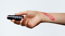 Ce visuel publicitaire pour la marque de cosmétiques NARS met en avant l'un de leurs produits emblématiques, probablement un stick multi-usage (comme le célèbre "The Multiple")
