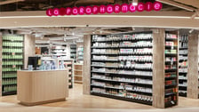Photographie de la parapharmacie disponible au niveau -1 des Galeries Lafayette Haussmann. Elle est lumineuse et au design moderne avec une enseigne néon rose.
