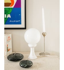 Lampe globe blanche en verre Julia N°697- Produit chiné Debongout