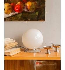 Lampe au globe lumineux en verre opaque Julia N°912- Produit chiné Debongout