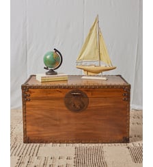 Grande malle en bois clair et laiton  Lucienne N°243- Produit chiné Debongout