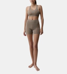 Short de sport femme Brone Détails réfléchissants finition thermosoudée Born Living Yoga