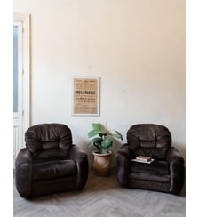 Paire de chauffeuses en velours marron Olivia N°94- Produit chiné Debongout