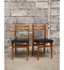 Paire de chaises en skaï Alma N°1722- Produit chiné Debongout