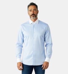 Chemise unie en twill ciel col blanc poignets mousquetaires coupe cintrée Atelier Privé