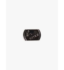 Pin's "b style" rond et coupé Agnès b.