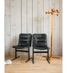 Paire de chaises en cuir Alma N°1116- Produit chiné Debongout