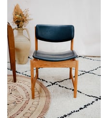 Chaise en teck et simili cuir Alma N°1257- Produit chiné Debongout