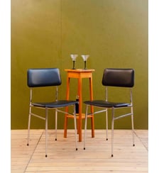 Paire de chaises en skaï Alma N°1934- Produit chiné Debongout