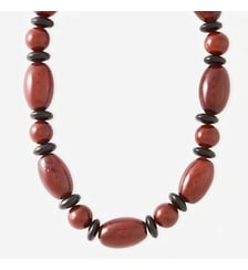 Collier de perles en résine bordeaux et noir Balaboosté