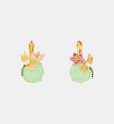 Boucles d'oreilles dormeuses asymétriques, pierre ronde verte, libellule, hellébores rose et violette Les Néréides