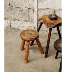 Tabouret en bois gravé Regis N°411- Produit chiné Debongout