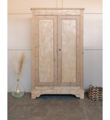 Armoire de campagne en bois clair rénovée Blandine N°501- Produit chiné Debongout