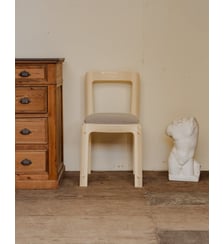 Chaise en plastique écru et tissu gris Alma N°1588- Produit chiné Debongout