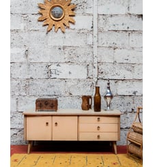 Enfilade basse en bois clair Margaret N°405- Produit chiné Debongout
