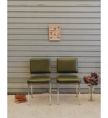 Paire de chaises en cuir vert et chromées Alma N°2016- Produit chiné Debongout