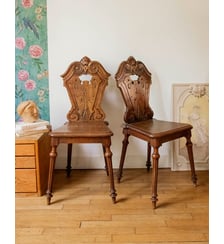Paire de chaises au bois sculpté Claude N°1583- Produit chiné Debongout