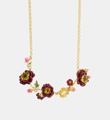 Collier plastron fleurs d'anémone bordeaux, boutons de rose et pierres facettées vertes Les Néréides