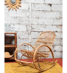 Grand rocking-chair en rotin clair Alibert N°67- Produit chiné Debongout