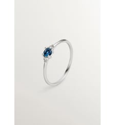 Bague en or blanc 9 carats avec saphir bleu et diamants Aristocrazy