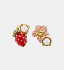 Boucles d'oreilles tiges asymétriques fraises des bois et fleurs rose Les Néréides