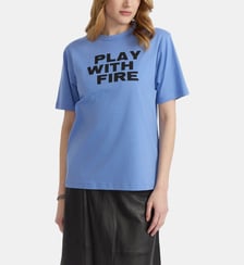 t-shirt B. Style en jersey de coton sérigraphié "Play With Fire" bleu Agnès b.