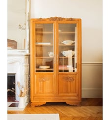 Vitrine en chêne sculpté et verre Victoria N°179- Produit chiné Debongout