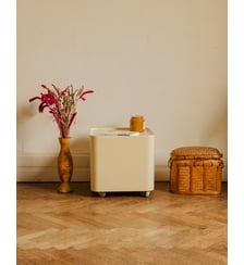 Table d'appoint en plastique crème Hanna N°1591- Produit chiné Debongout