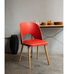 Chaise en vinyle rouge et bois Alma N°1146- Produit chiné Debongout