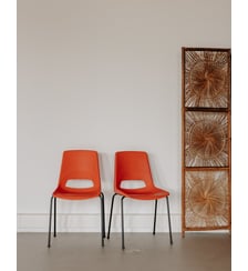 Paire de chaises oranges aux allures rétro Alma N°2002- Produit chiné Debongout