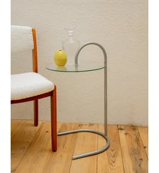 Table d'appoint aux lignes courbes Hanna N°1611 - Produit chiné Debongout