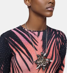Collier avec pendentif fleur en métal Rabanne