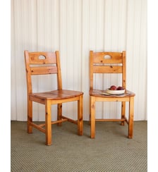 Paire de chaises en pin massif patiné Claude N°1460- Produit chiné Debongout