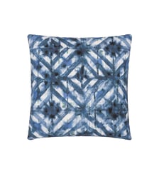 Housse de coussin imprimée en gabardine de coton, PARQUET BATIK INDIGO Designers Guild