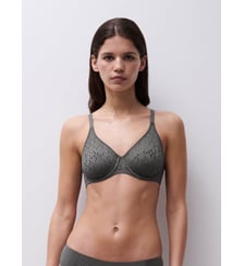 Soutien-gorge moulé emboîtant en dentelle Chantelle