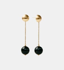 Boucles d’oreilles longues plaquées or jaune avec finition brossée, agate noire et motif sphérique Aristocrazy