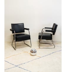 Paire de fauteuils en cuir noir et chromés Jakob N°765- Produit chiné Debongout