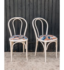 Paire de 2 chaises retapisées au tissu géométrique Alma N°1620- Produit chiné Debongout