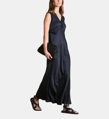 Robe longue fluide en satin sans manches La Fée Maraboutée