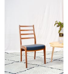 Chaise en teck et skaï noir Alma N°2141 - Produit chiné Debongout
