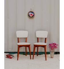 Paire de chaises en bois rouge et Skaï blanc Alma N°1546- Produit chiné Debongout