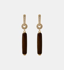 Boucles d’oreilles longues plaquées or jaune 18K avec finition brossée, résine marron et cristaux Aristocrazy