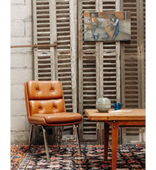 Chaise en skaï Alma N°913- Produit chiné Debongout